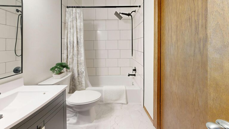 How to Create a Minimalist Bathroom Setup for a Calm Space